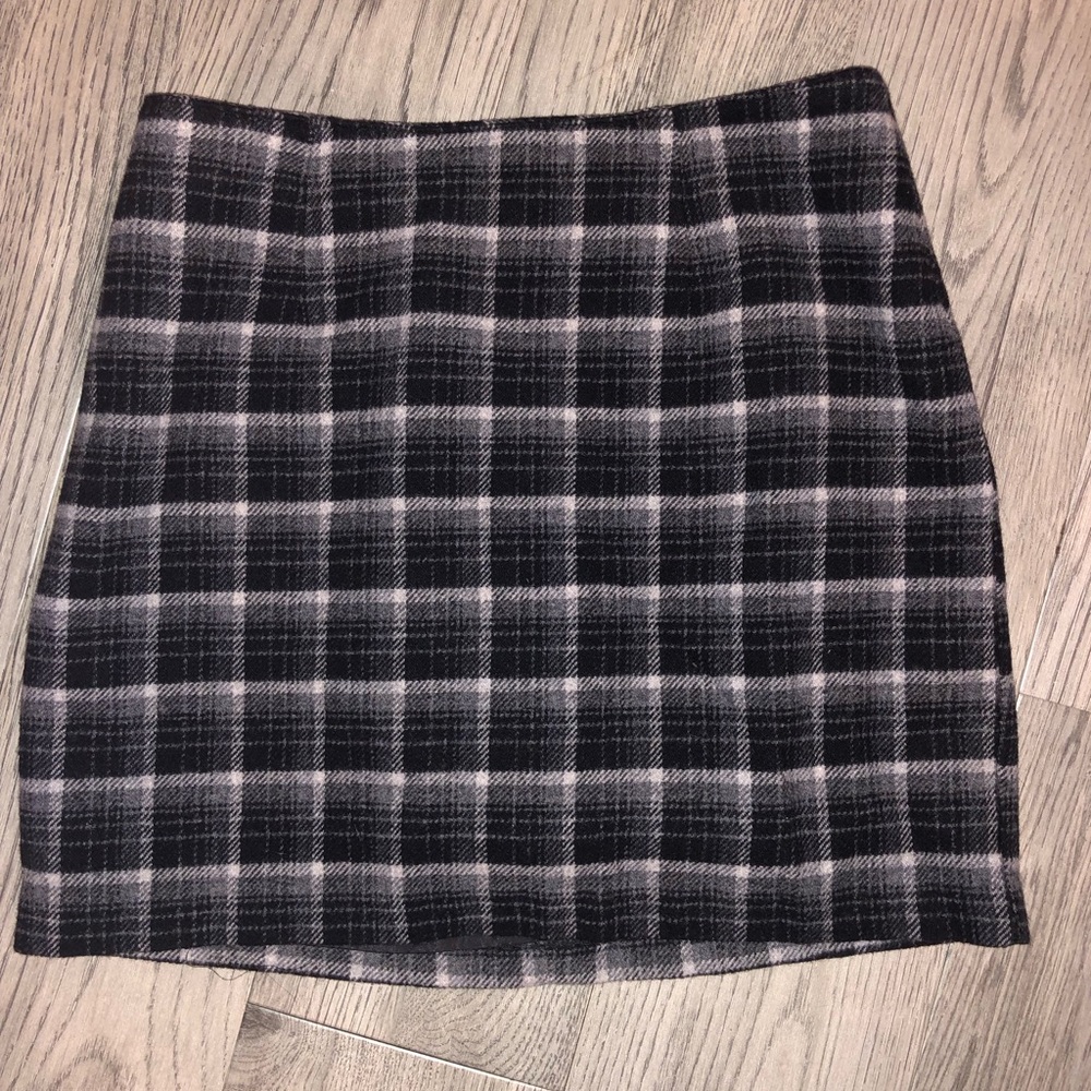 Cute vintage Old Navy Black & White Plaid Skirt.  Size 2